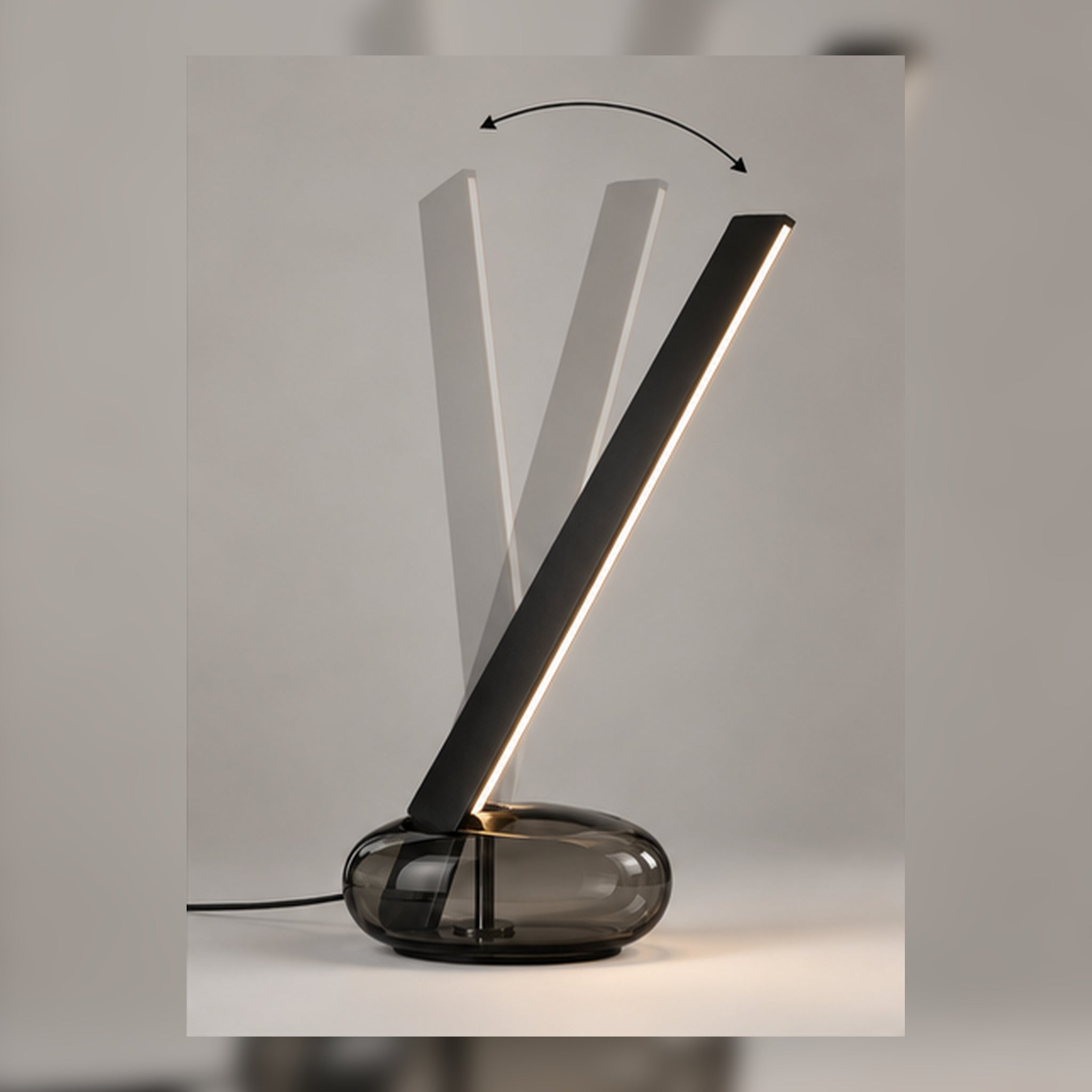 Lampe Oblique Noir – Lame lumineuse inclinée sur base fumée