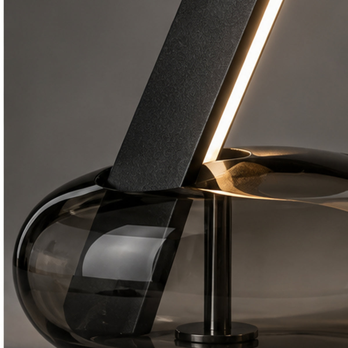 Lampe Oblique Noir – Lame lumineuse inclinée sur base fumée