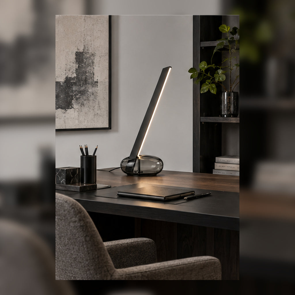 Lampe Oblique Noir – Lame lumineuse inclinée sur base fumée