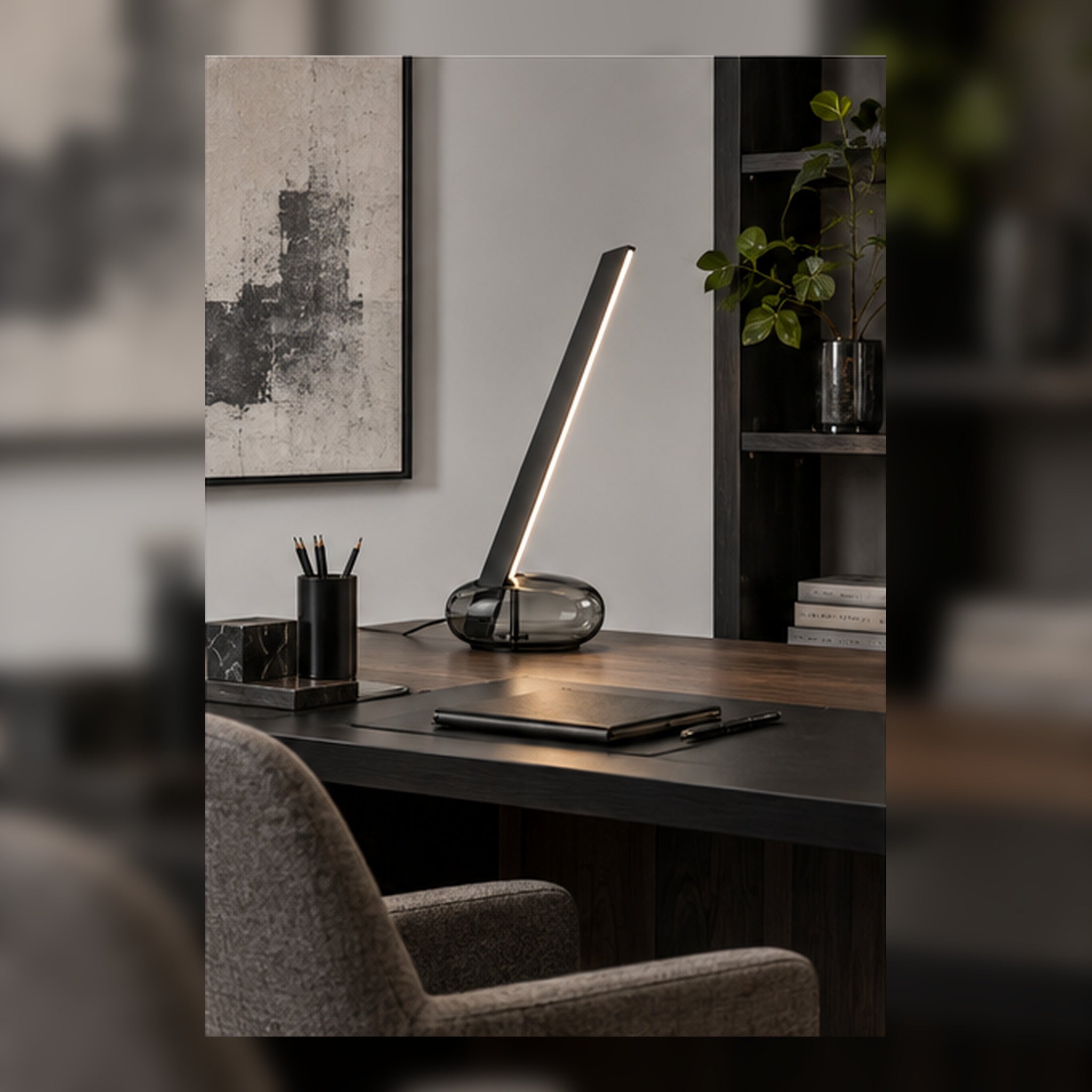 Lampe Oblique Noir – Lame lumineuse inclinée sur base fumée