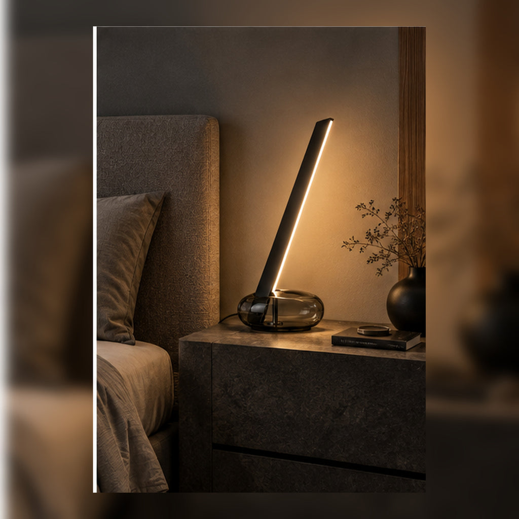 Lampe Oblique Noir – Lame lumineuse inclinée sur base fumée