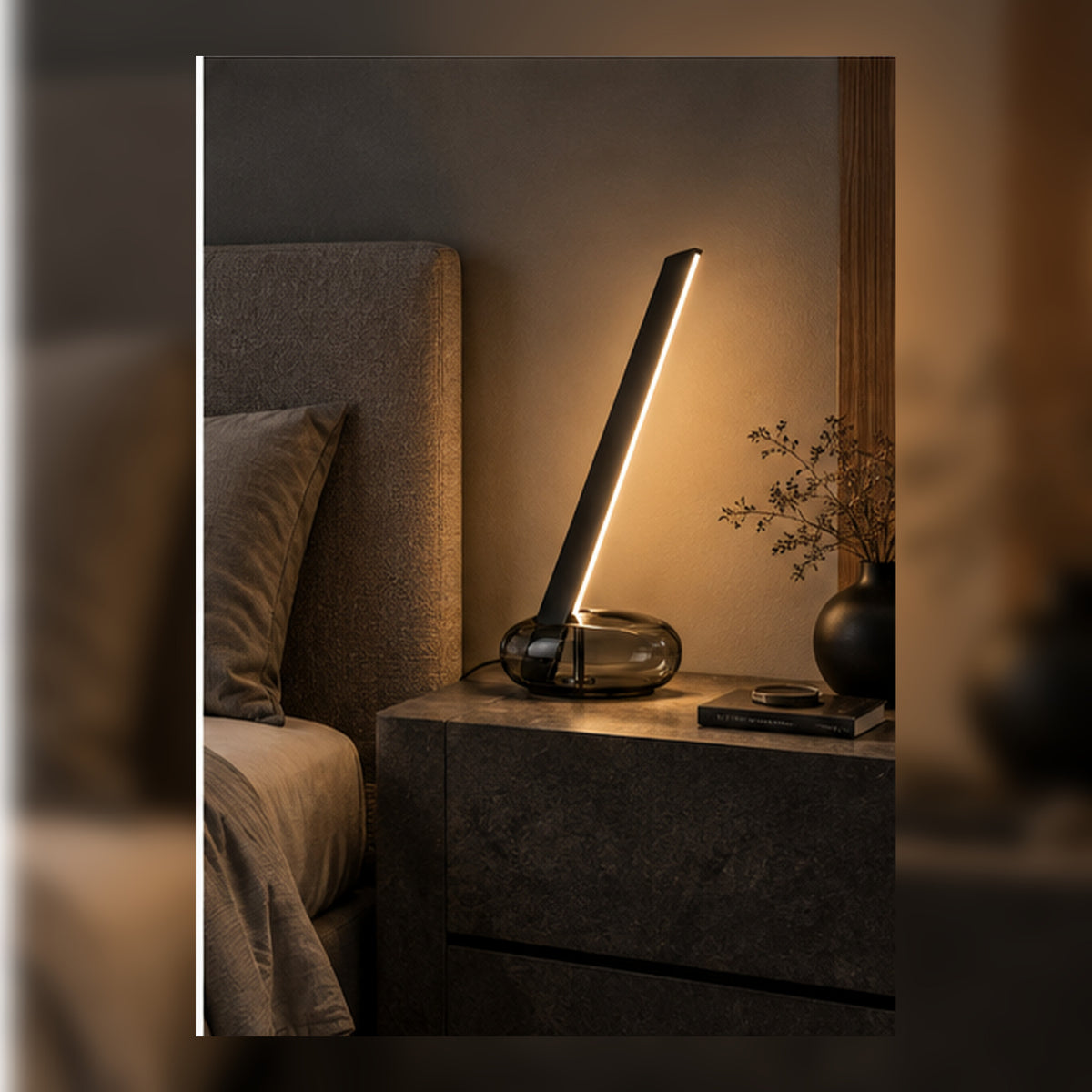 Lampe Oblique Noir – Lame lumineuse inclinée sur base fumée